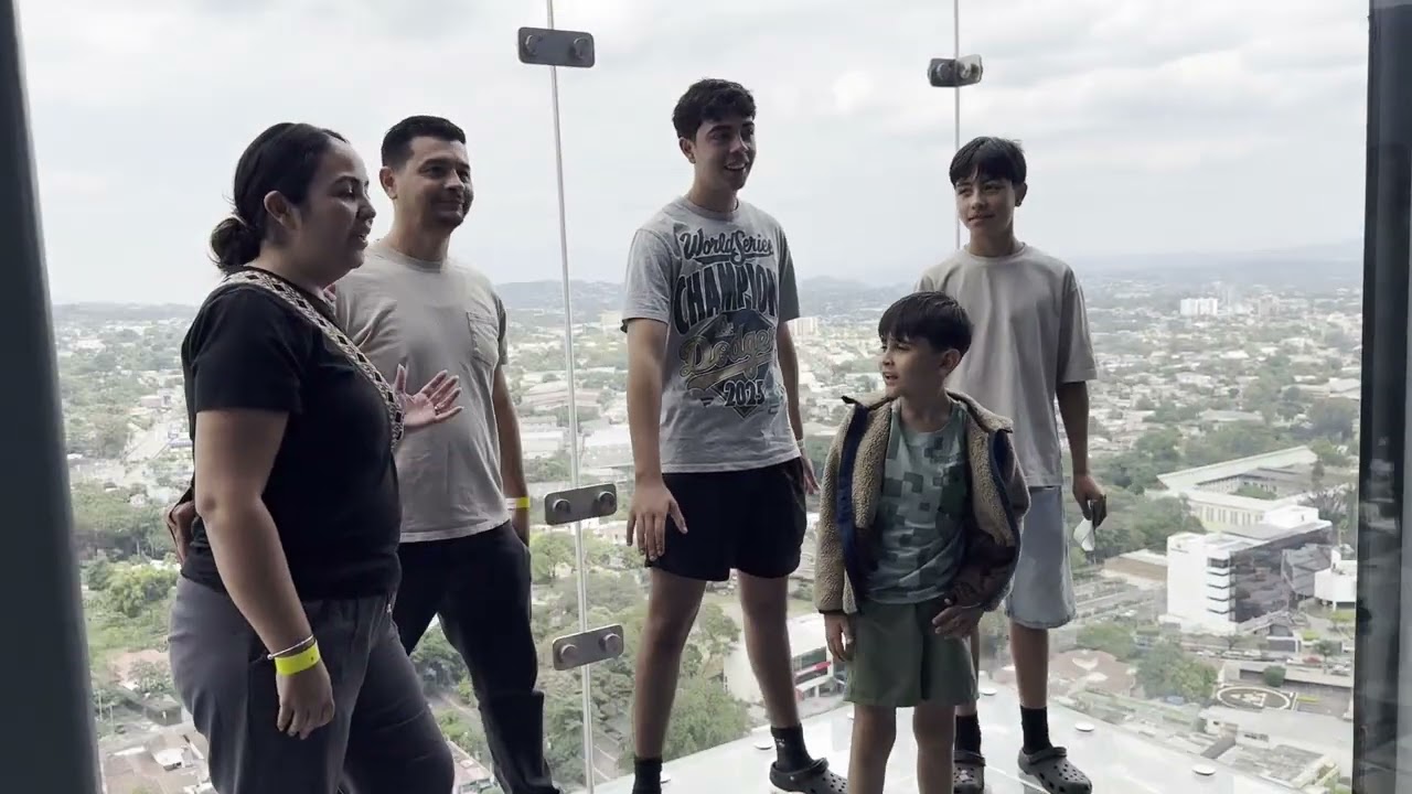 SKYDECK - EL SALVADOR DESDE LAS ALTURAS