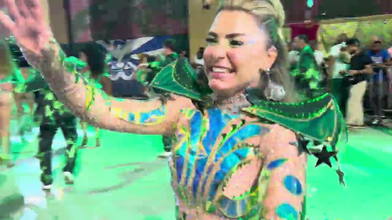 FABÍOLA DE ANDRADE, RAINHA DE BATERIA DA MOCIDADE