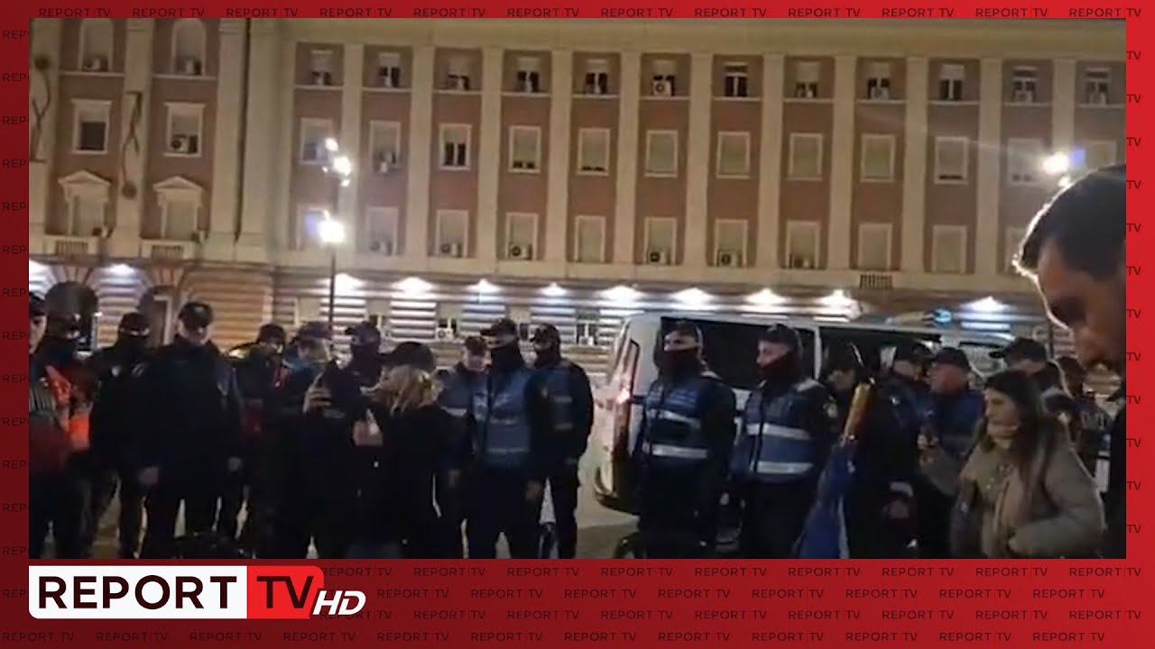 Lapaj përplaset me policinë gjatë natës, shkak çadra: Do më merrni dhe shpirtin tani? Shkoni e...