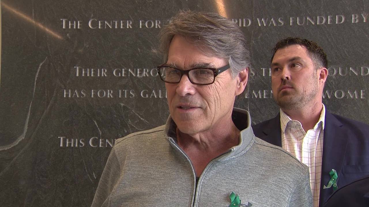 Secretary of Energy Rick Perry tours Brooke Army Medical Center