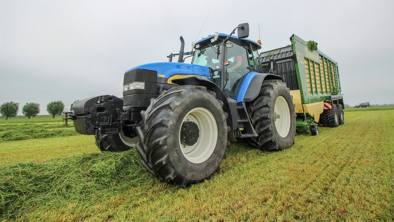 Grass picking with a new Krone ZX 470 GL | Gebr. Bogers | New Holland TM190