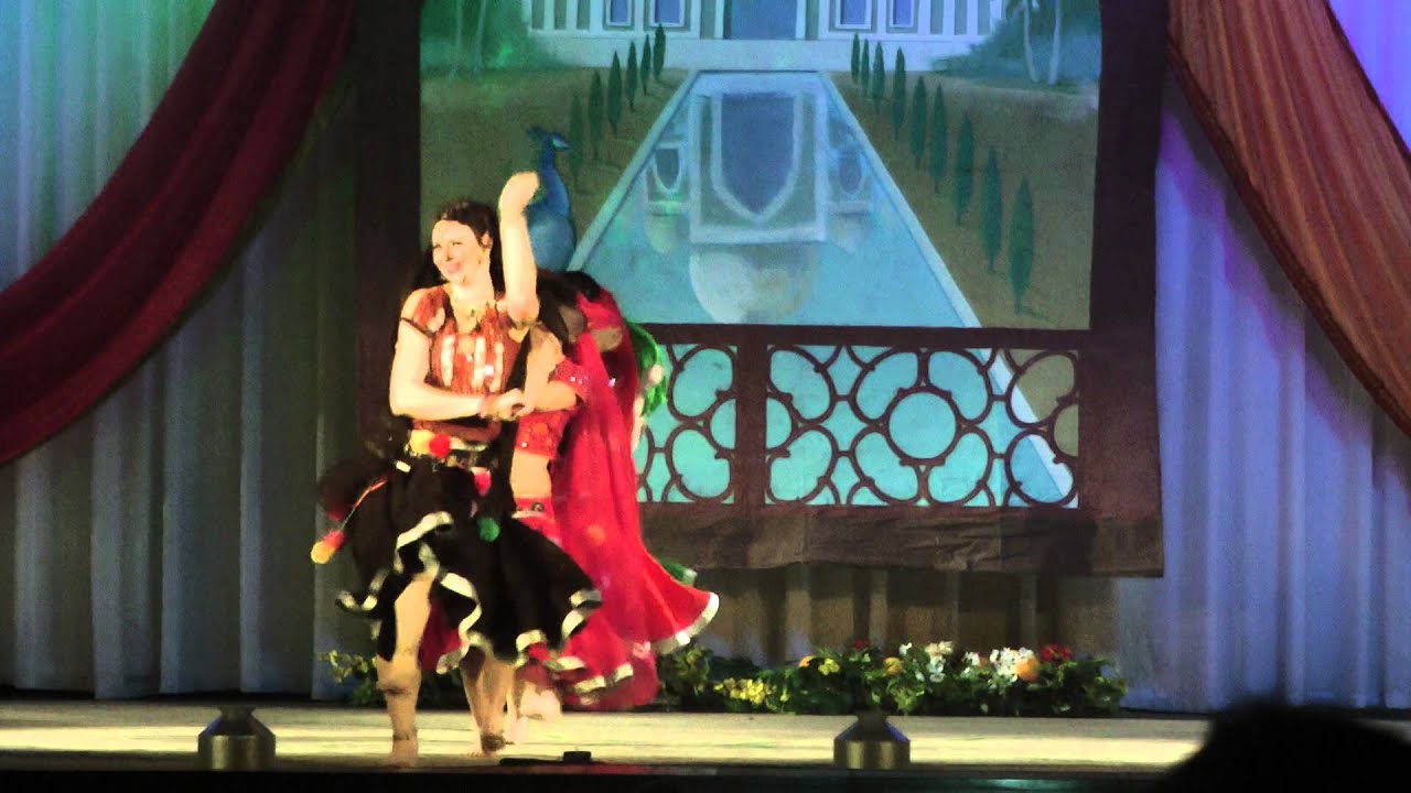 Leela dancing to Mallaika Arora Khan & Arbaaz Khan-Dholna / Индийский танец. Театр Лила.