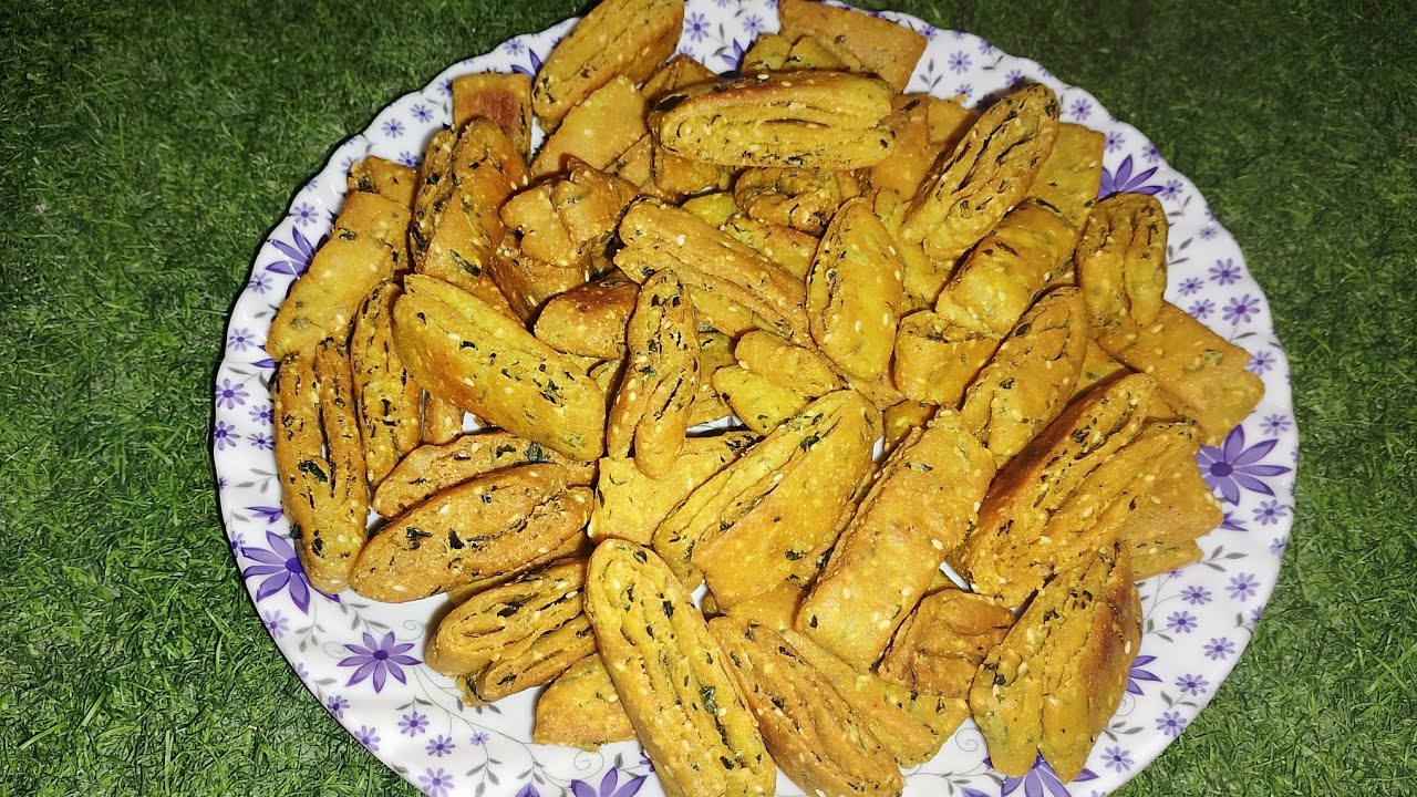 Methi ki Crispy Masala Mathri हरी मेथी की परतो वाली खस्ता मठरी रेसिपी 