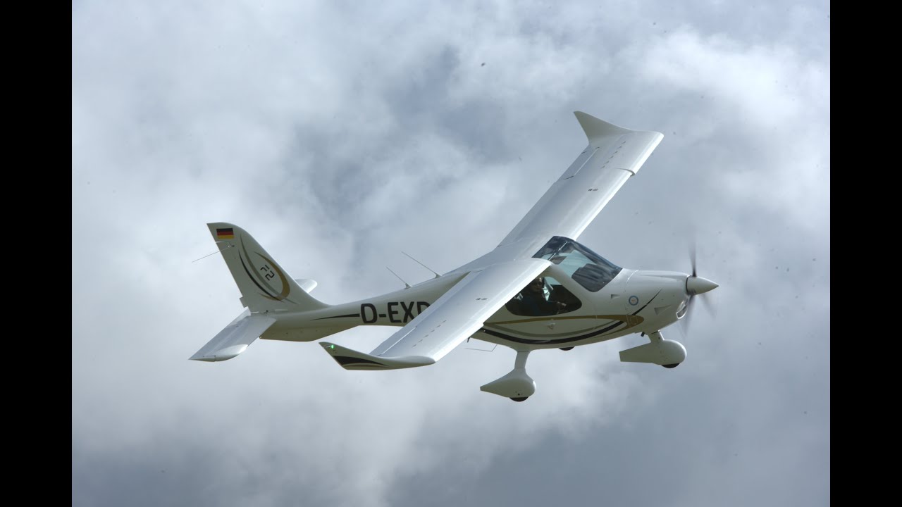 In Flight presentation of the FLIGHT DESIGN F2 CS 23 two seat trainer/tourer Aircraft