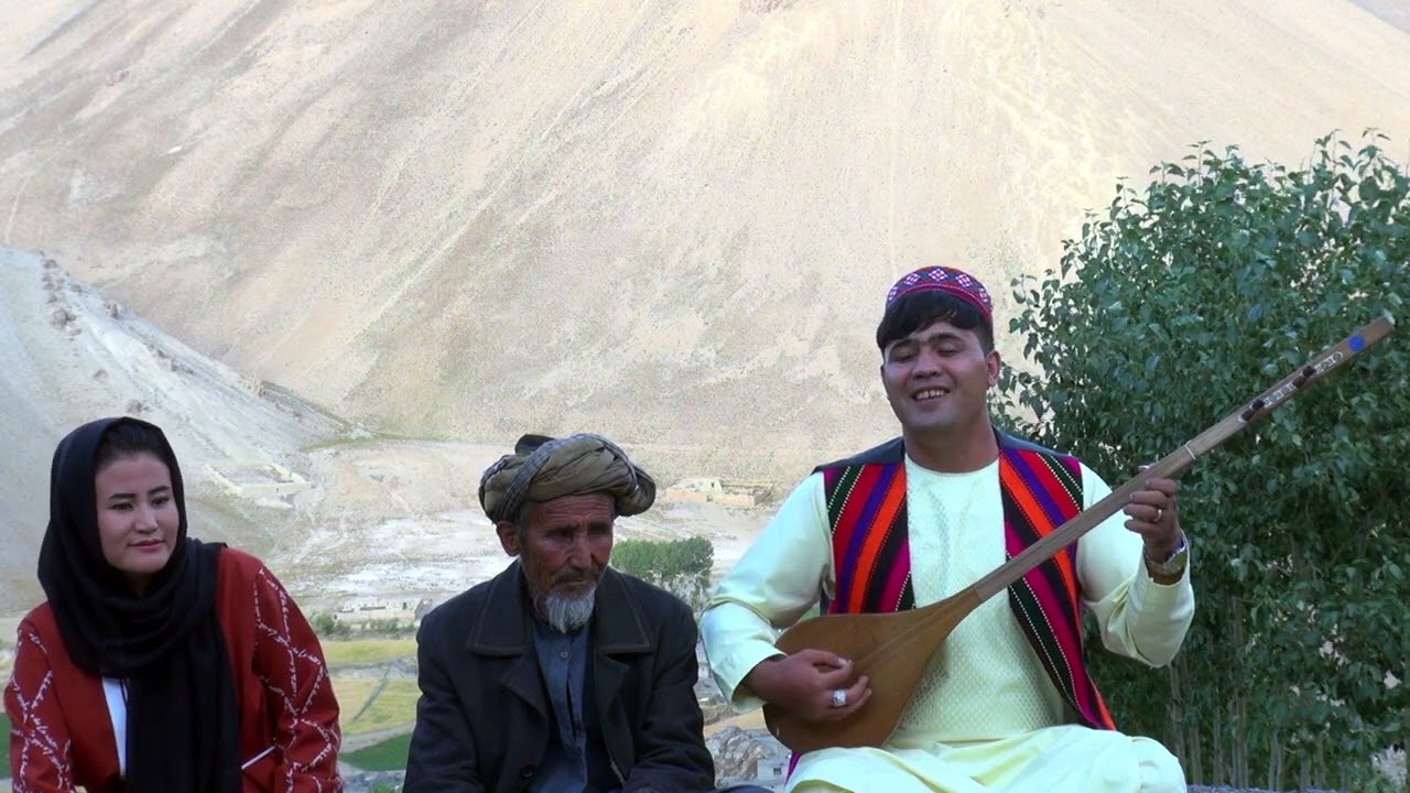 دمبوره زیبا با نمای قشنگ قریه جوشنک 