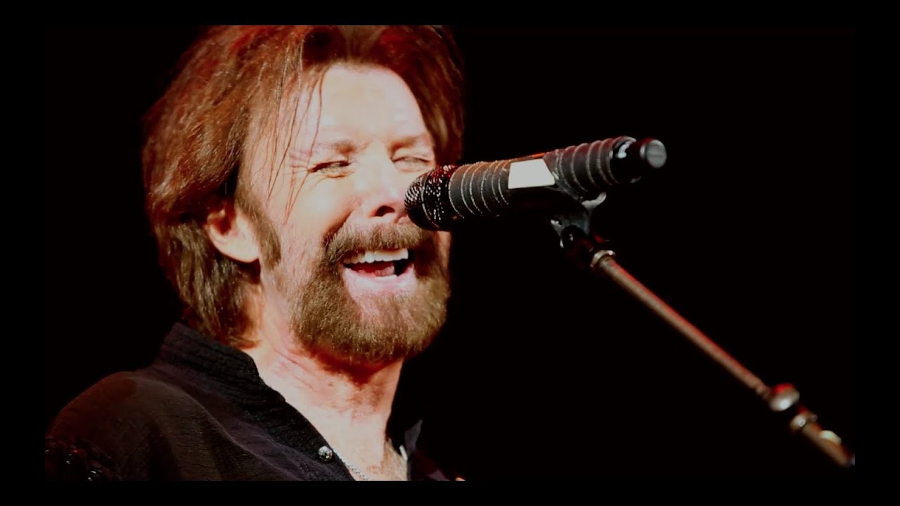 Ronnie Dunn plays Grown Damn Man on George Strait Tour