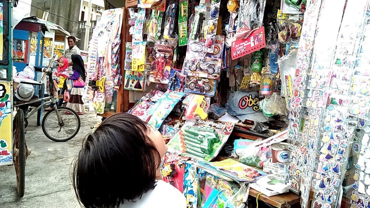 Rupanya Di Tempat Jualan Takjil Ada Juga Pedagang Keliling Mainan Murah