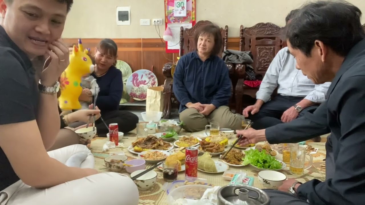 Bữa cơm thân mật của gia đình đón tiếp hai ông bà người nhật bố mẹ nuôi của Hương và Trường 