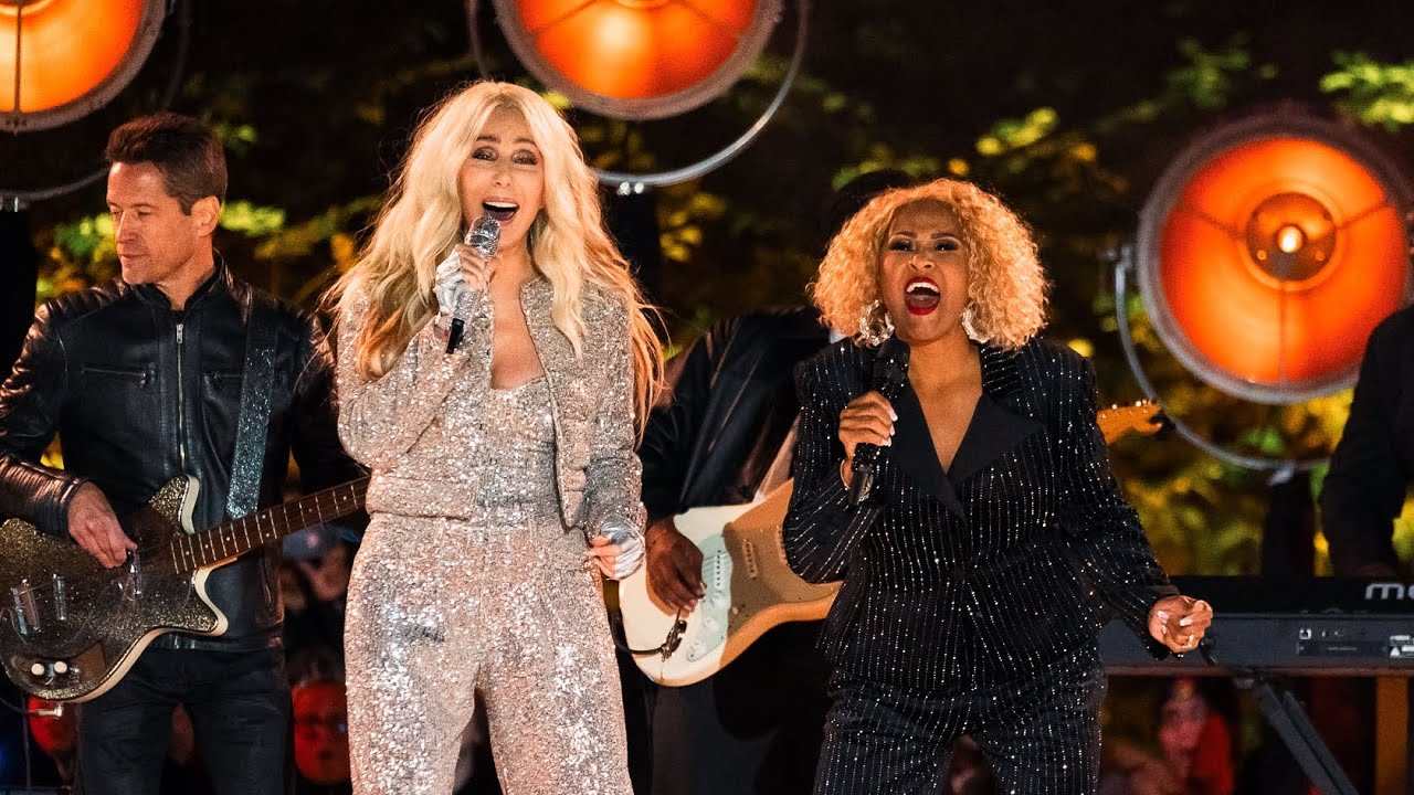 Cher & Darlene Love - Christmas (Baby Please Come Home) | Christmas in Rockefeller Center