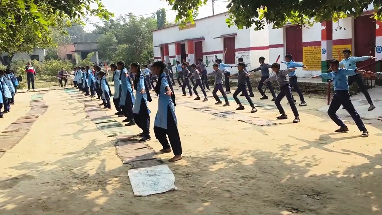 पी॰टी॰ करते पूर्व माध्यमिक रेही के स्काउट एवं गाइड 