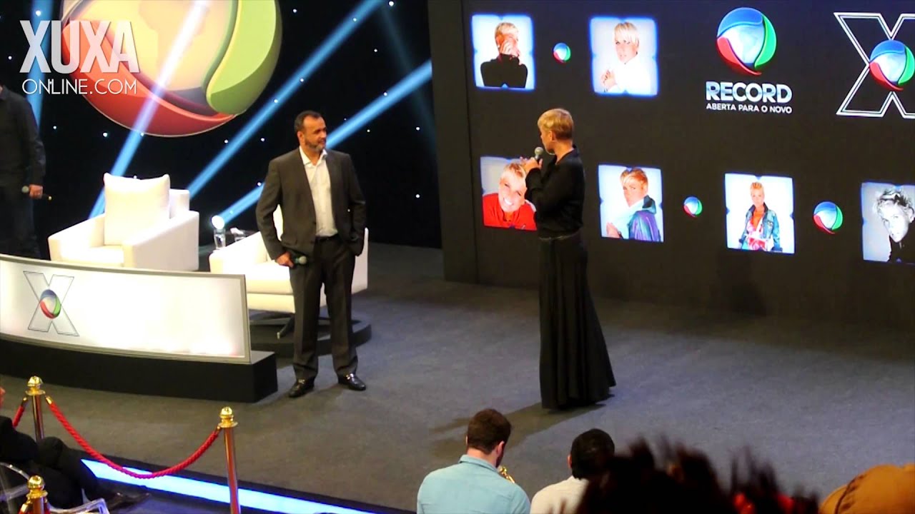 A chegada de Xuxa na coletiva de imprensa da Rede Record
