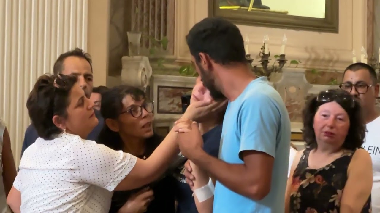 Il dolore dei genitori dei bimbi morti a Manfredonia, in pochi in cattedrale per i funerali