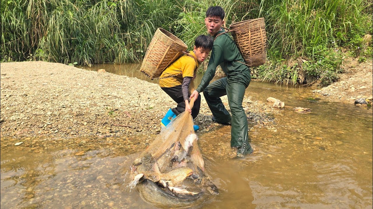 Highland fishing techniques - Two young men harvested 30kg of large catfish and carp to sell.