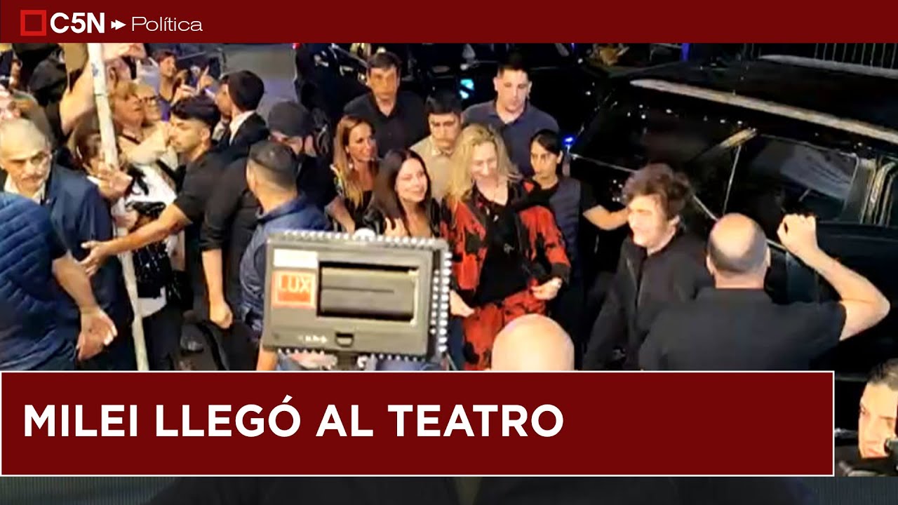 Así llegó MILEI al TEATRO para cantar con FÁTIMA FLOREZ