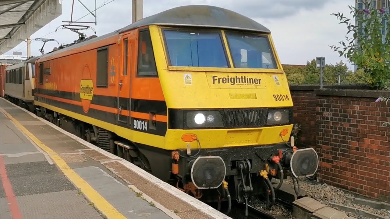 Pair of Freightliner Class 90s (90014/90009) Slide Through Man. Piccadilly with Intermodal 23/7/21