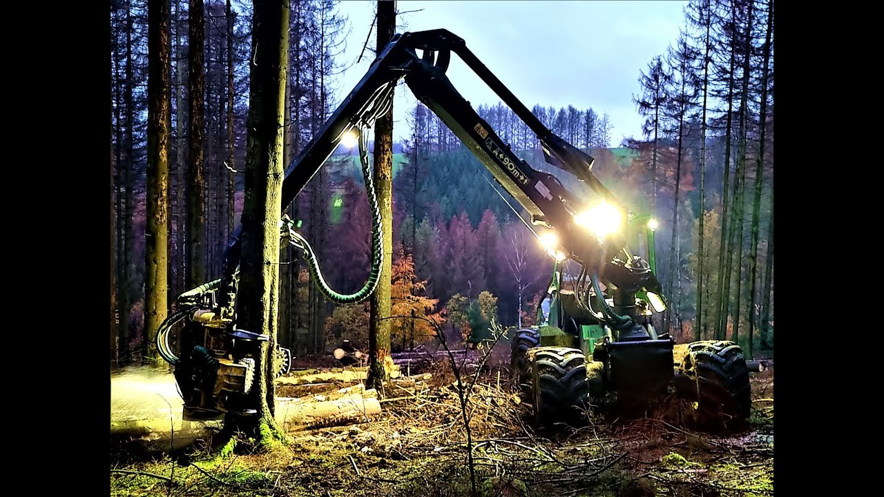🌲 *Darklogging* • John Deere 1470G • Harvester in strong wood • Forstbetrieb Schätzle • Part-1  🌲