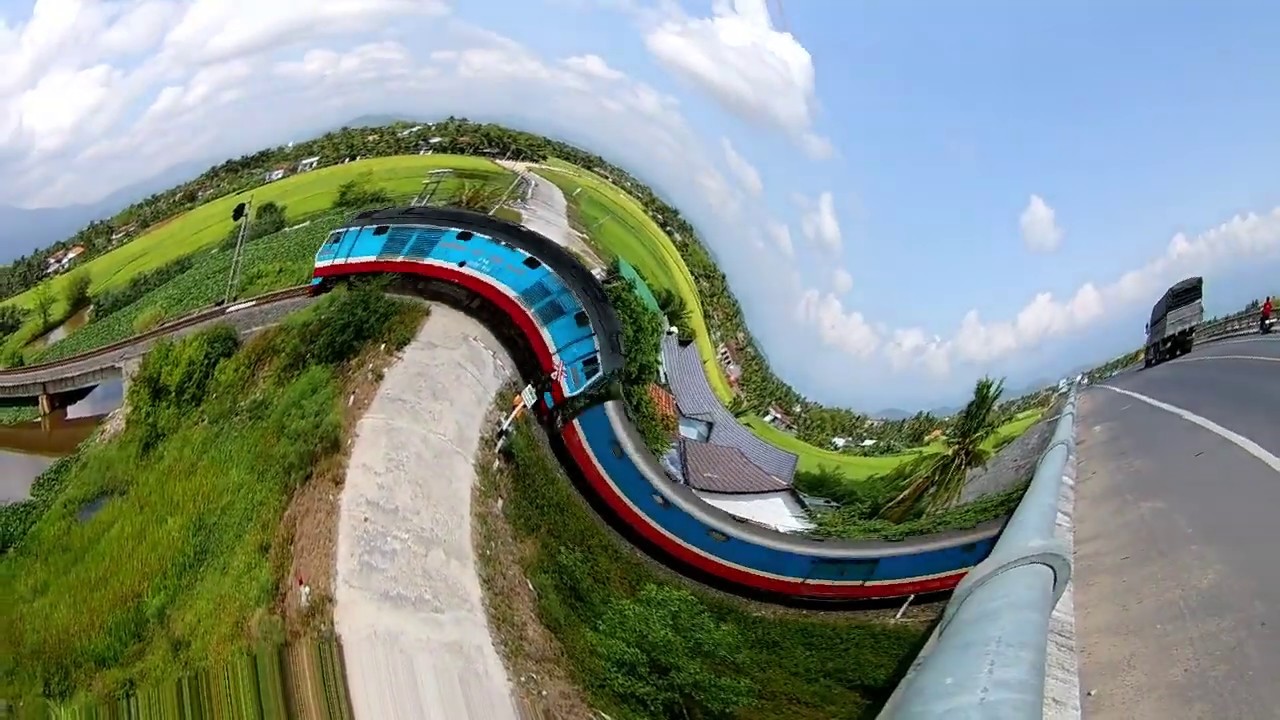 Đoàn tàu hoả leo dốc như con rắn khổng lồ -.The train climbed like a giant snake.-TÀU HOẢ HOẠT HÌNH.