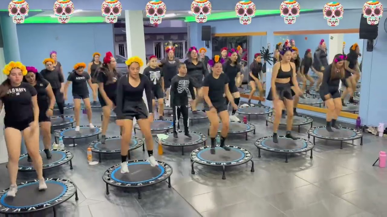 Coreografía llorona // al estilo jumping is life 🤍👻👻