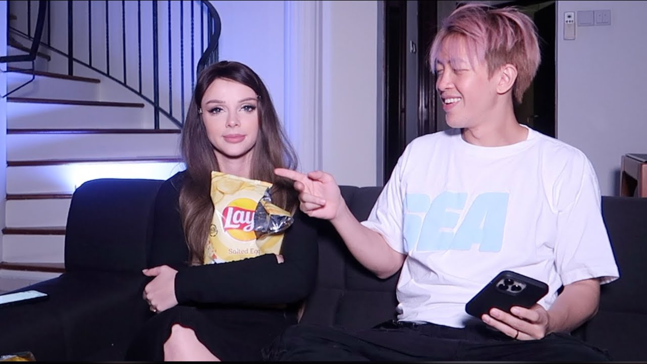 Test singapurskich chipsów, Dharni mówi po polsku