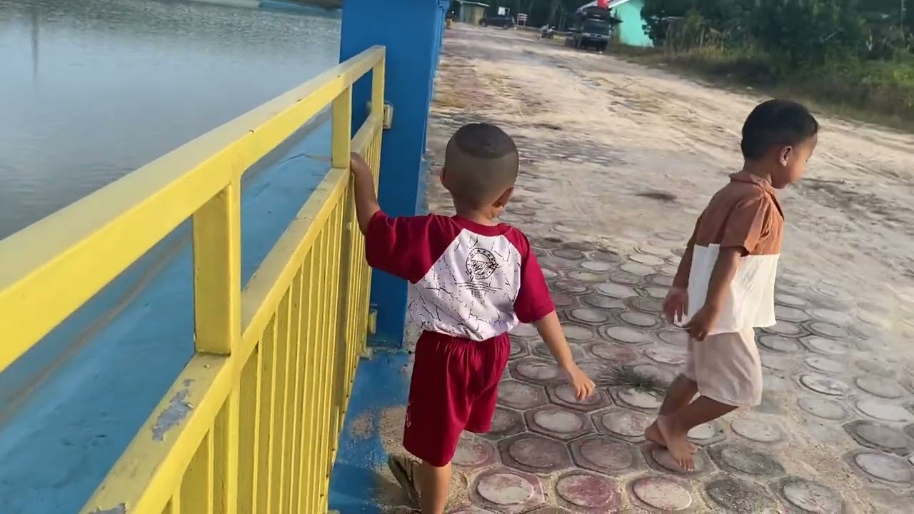 Ken dan Hafiz main di EMBUNG DESA MARGA MULYA  Desa 4