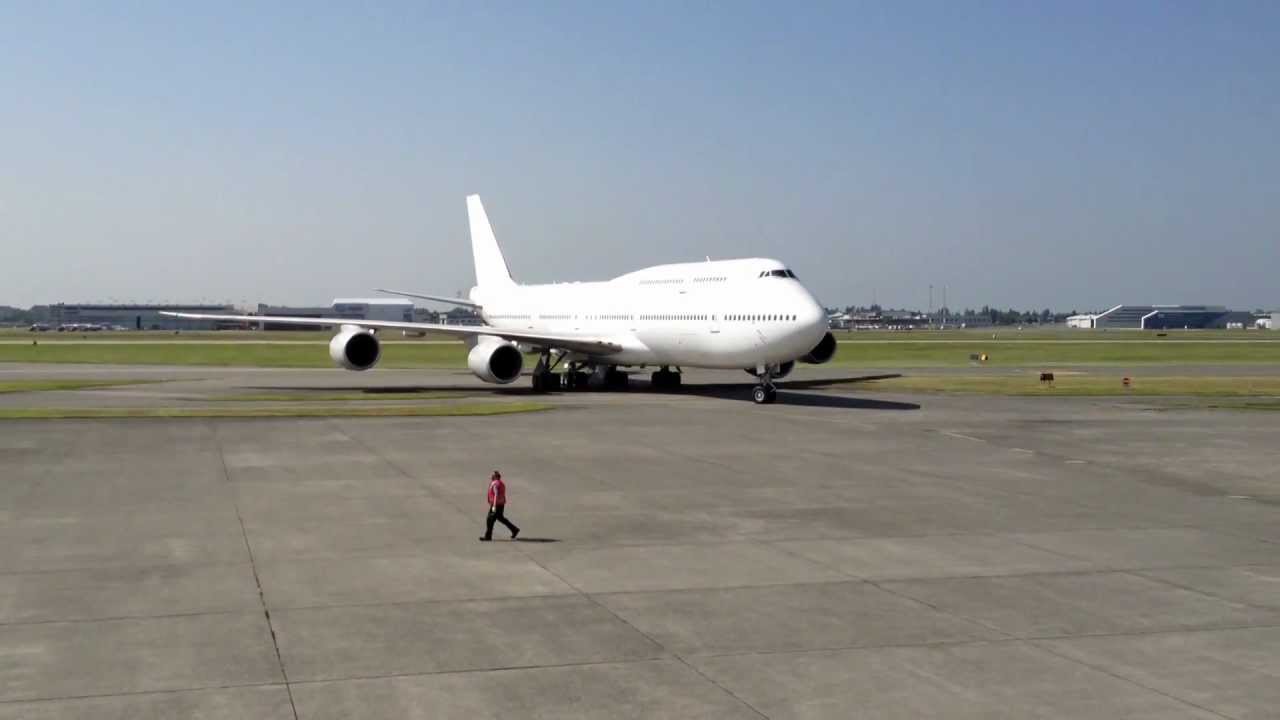 N458BJ BOEING 747-800 TAXI AND PARKING