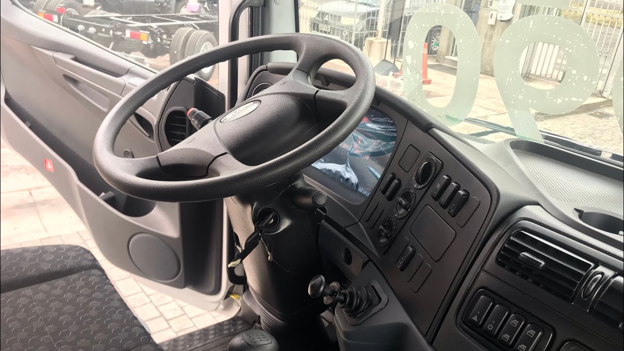 Fuso FJ interior de cabina