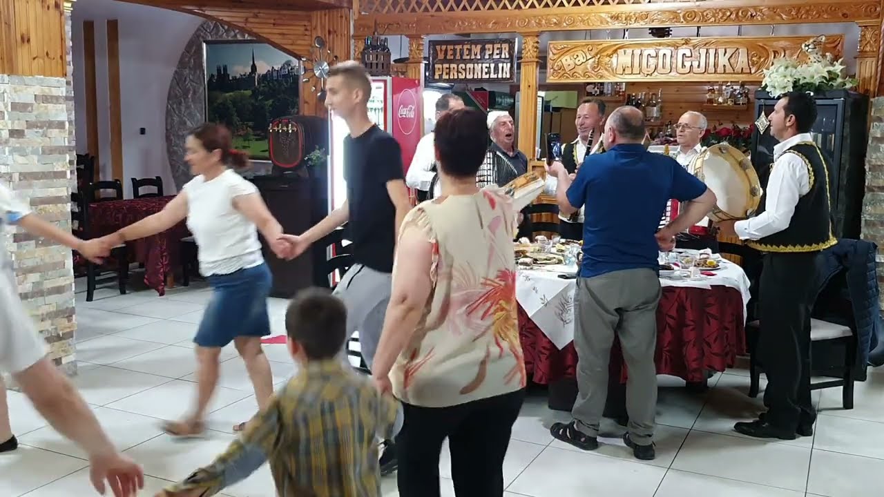 Tradita Myzeqare ne Bar Restorant Mico Gjika Melcias Grupi Sazeve Myzeqeja Bujar Pepa Klarinet