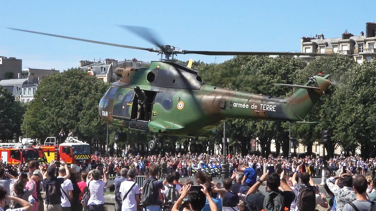 Impressive landing Eurocopter SA330 Puma French Army in Paris | helicopter