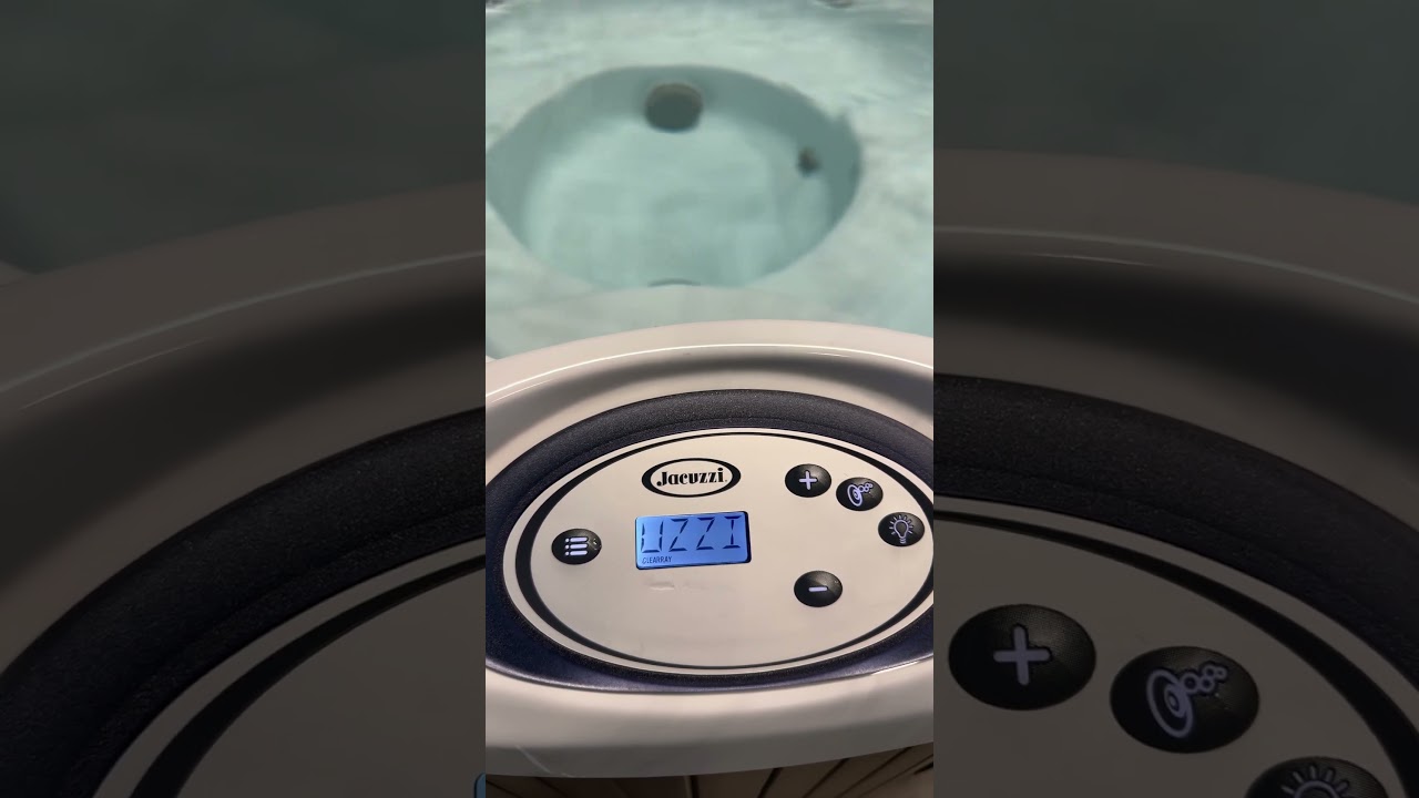 J-210&trade; CLASSIC ROUND HOT TUB