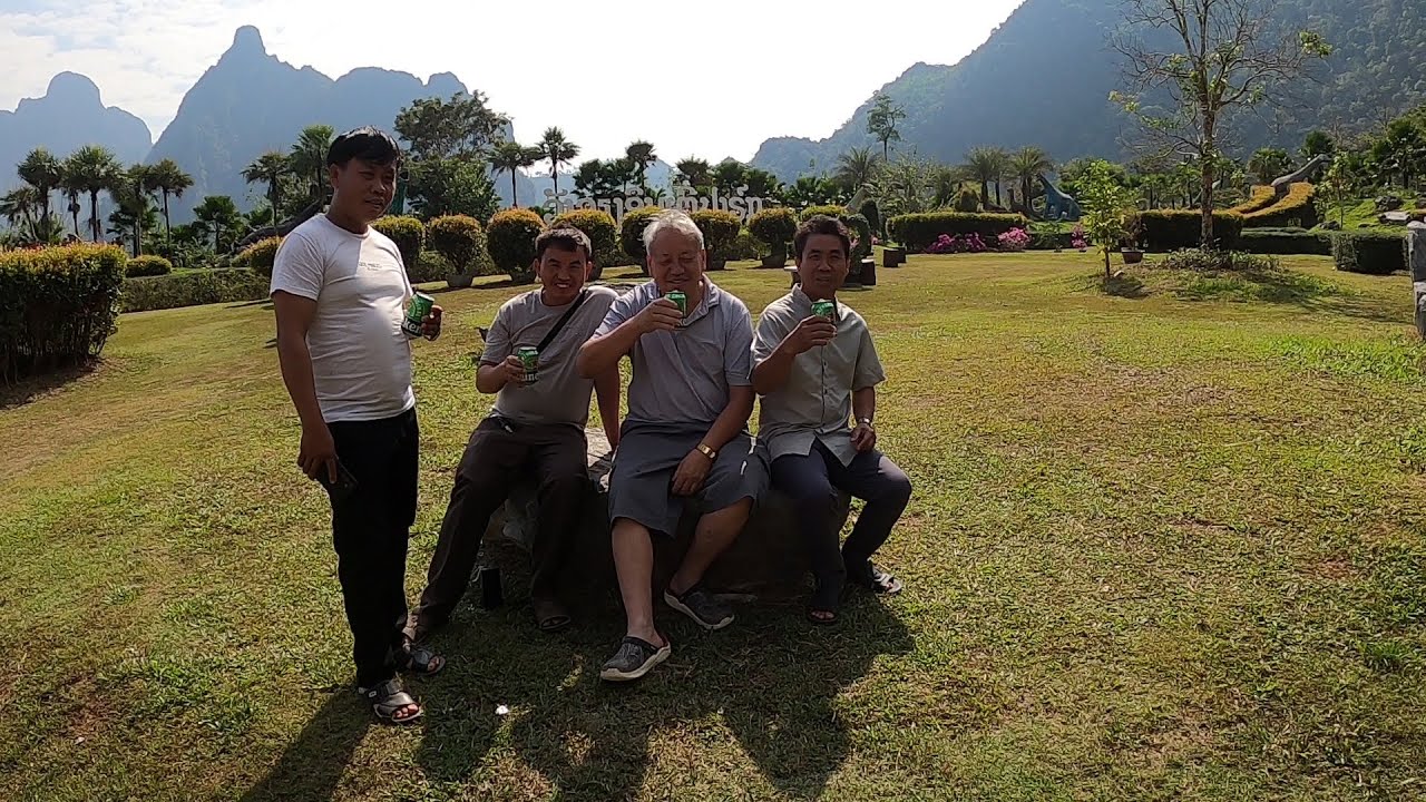 Ncig Ua Si Nyob Vang Vieng