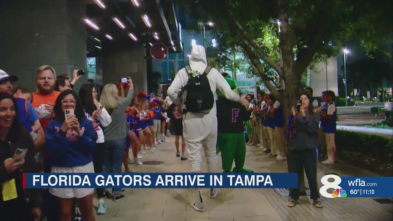 Болельщики приветствуют команду Florida Gators в Тампе перед началом турнира NCAA.