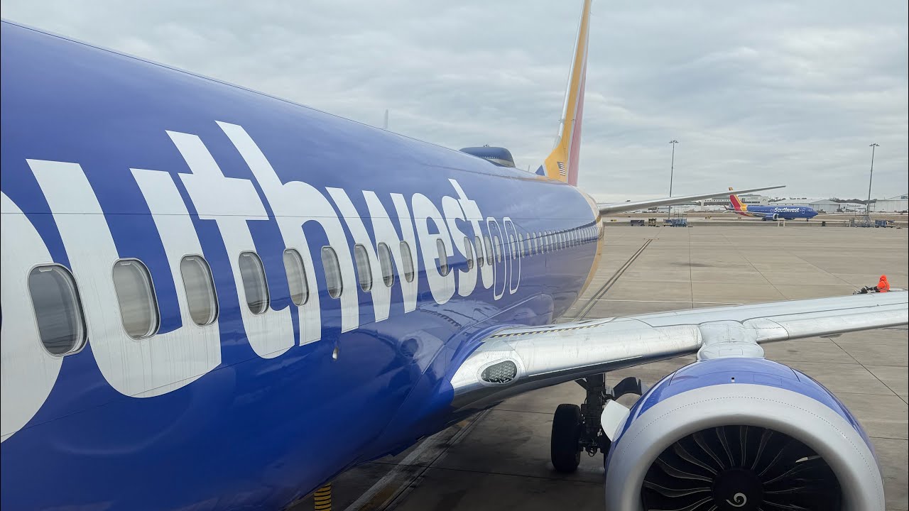 4K-Southwest Airlines Boeing 737 MAX 8 Cloudy & Gloomy Morning San Antonio Landing