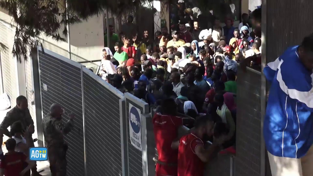 Lampedusa, situazione critica all'hotspot, 7000 migranti attendono il trasferimento [DIRETTA]
