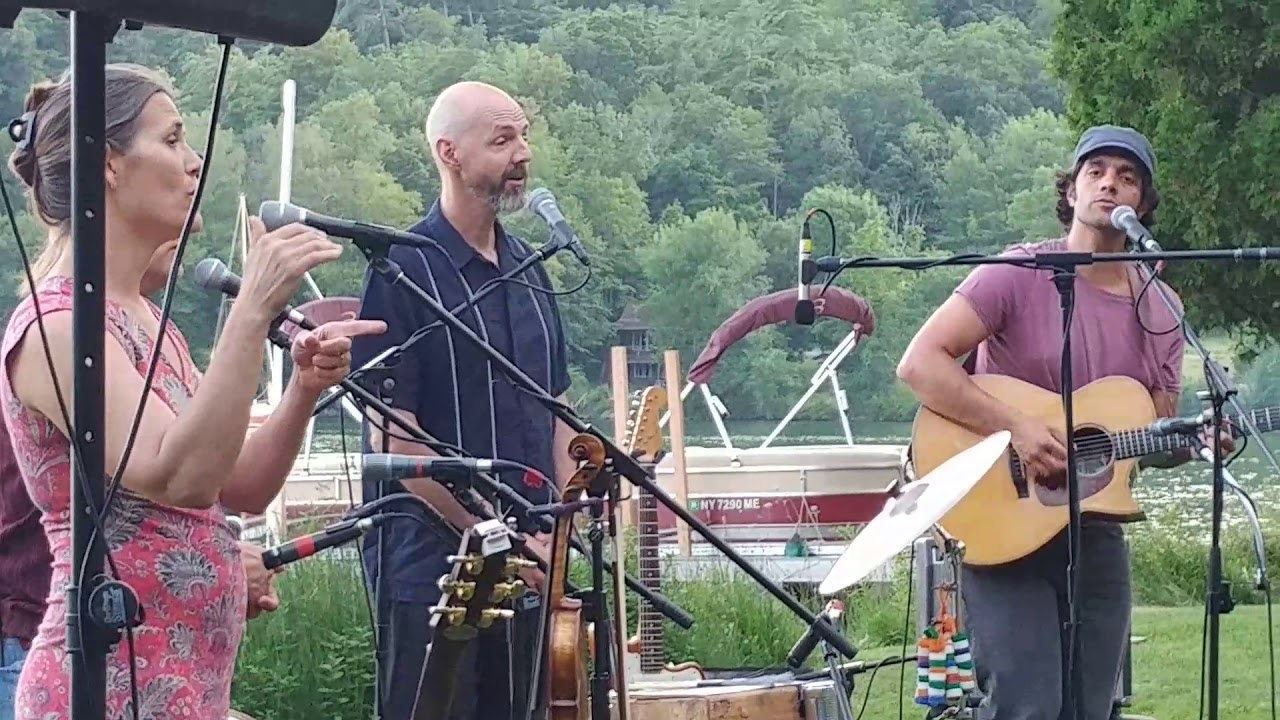 Rani Arbo and daisy mayhem - Singing In the Land