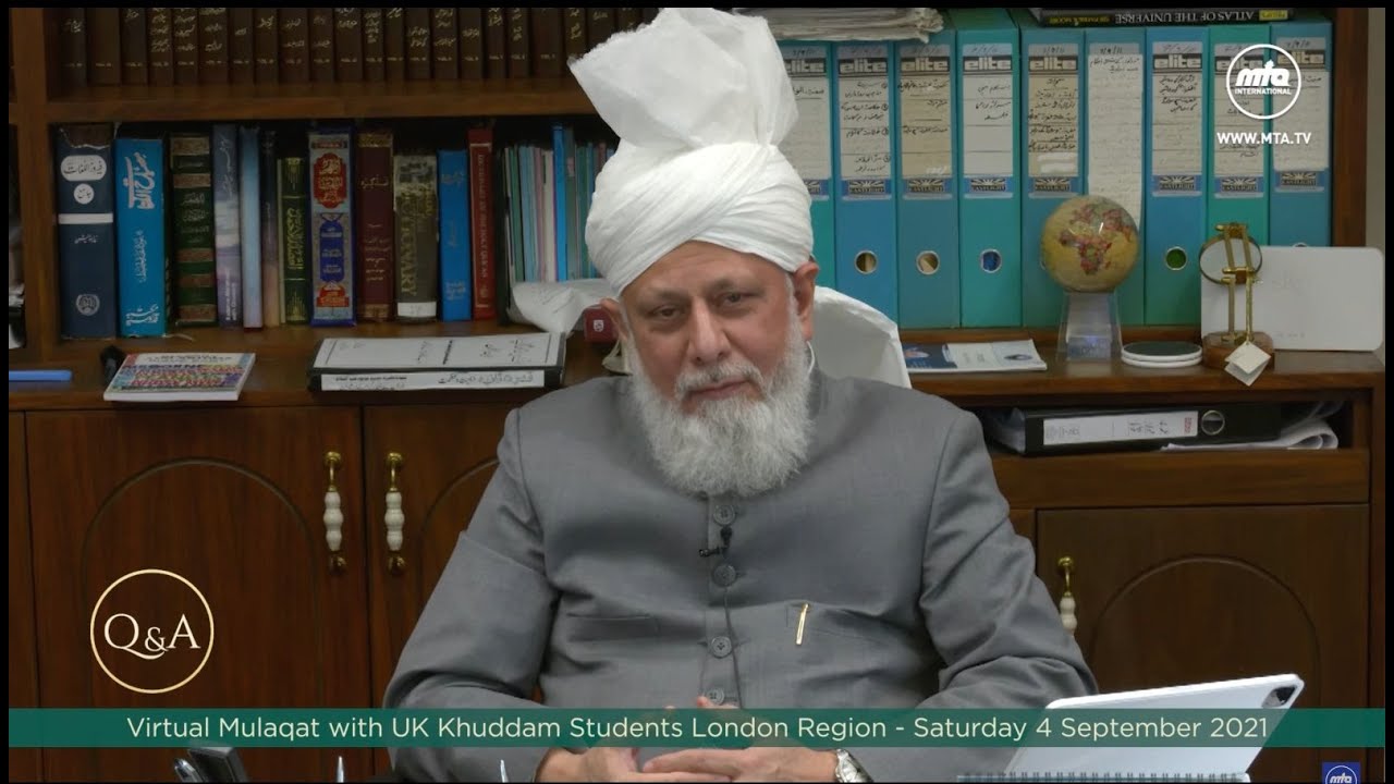 What advice does Huzoor (aba) have in regards to becoming a life-devotee after studying medicine?