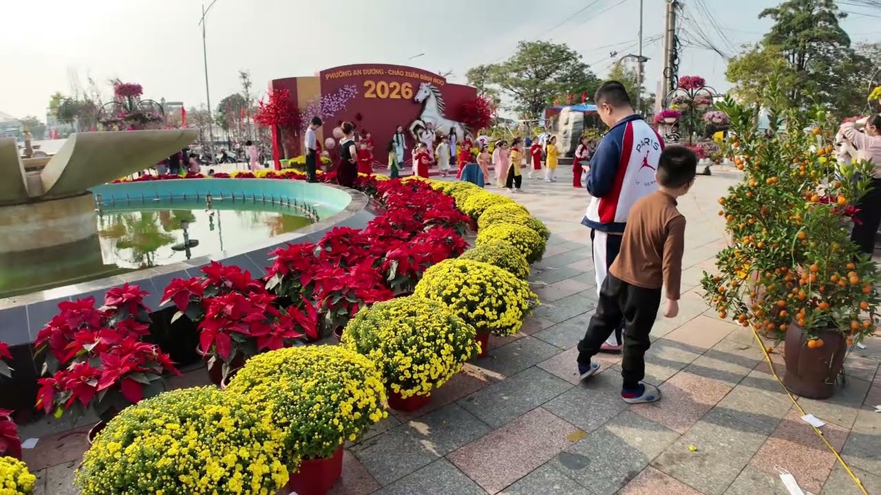 Đang Đi Chơi Chợ Tết Thì Được AE Bán Đào Mời Vào Giao Lưu