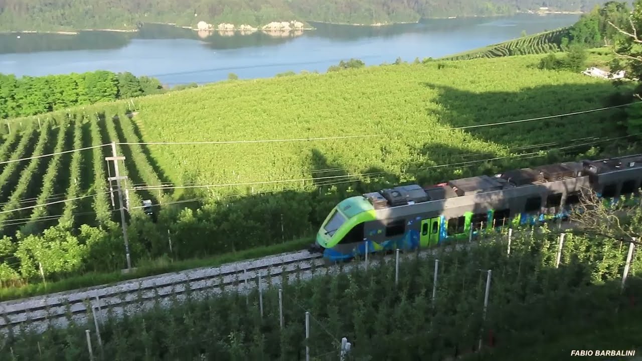Il treno Trento-Malè al passaggio presso il Castello di Cles