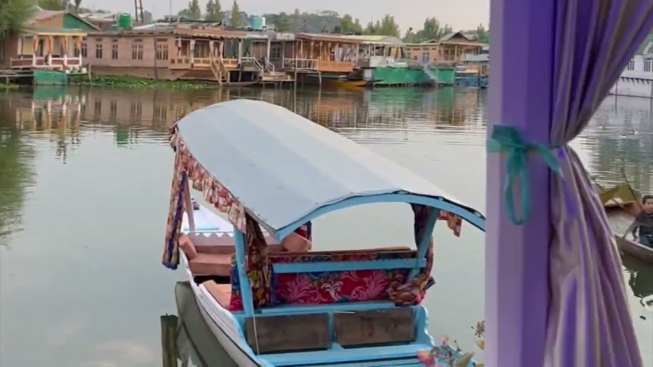 A short Houseboat Tour #india #houseboat #kashmir #sistersalways