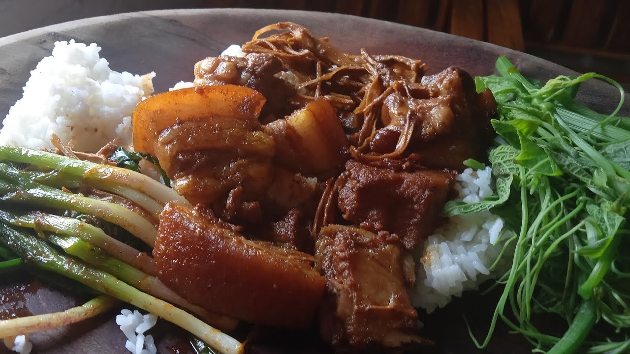 pork with dry bamboo shoots, spring onion and green leaves 