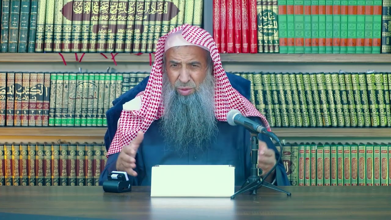 هل تبطل الصلاة بالانحناء لإغلاق الهاتف على الأرض؟