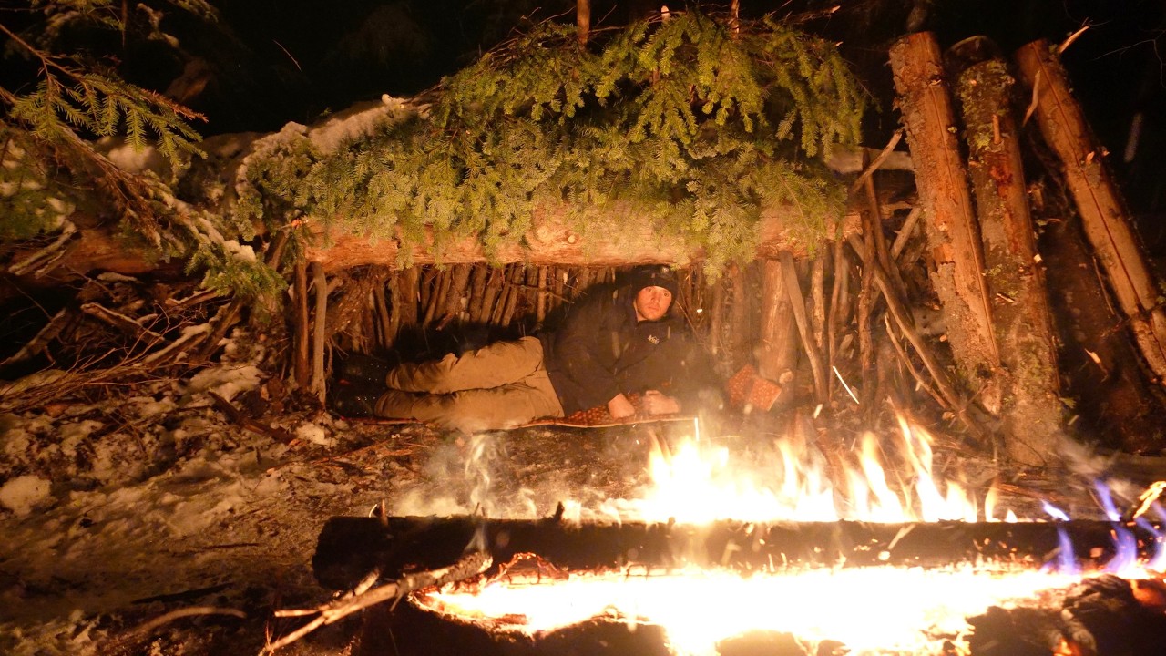 Winter Survival Shelter In Heavy Snowfall (No Sleeping Bag)
