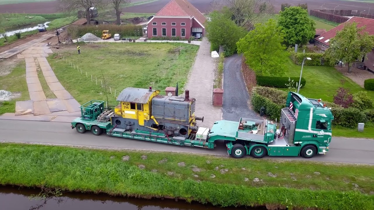 Locomotor (SIK) 314 komt aan in Zuidbroek, voor de Zuidbroekster Spoorweg Maatschappij/Shunter Inn.