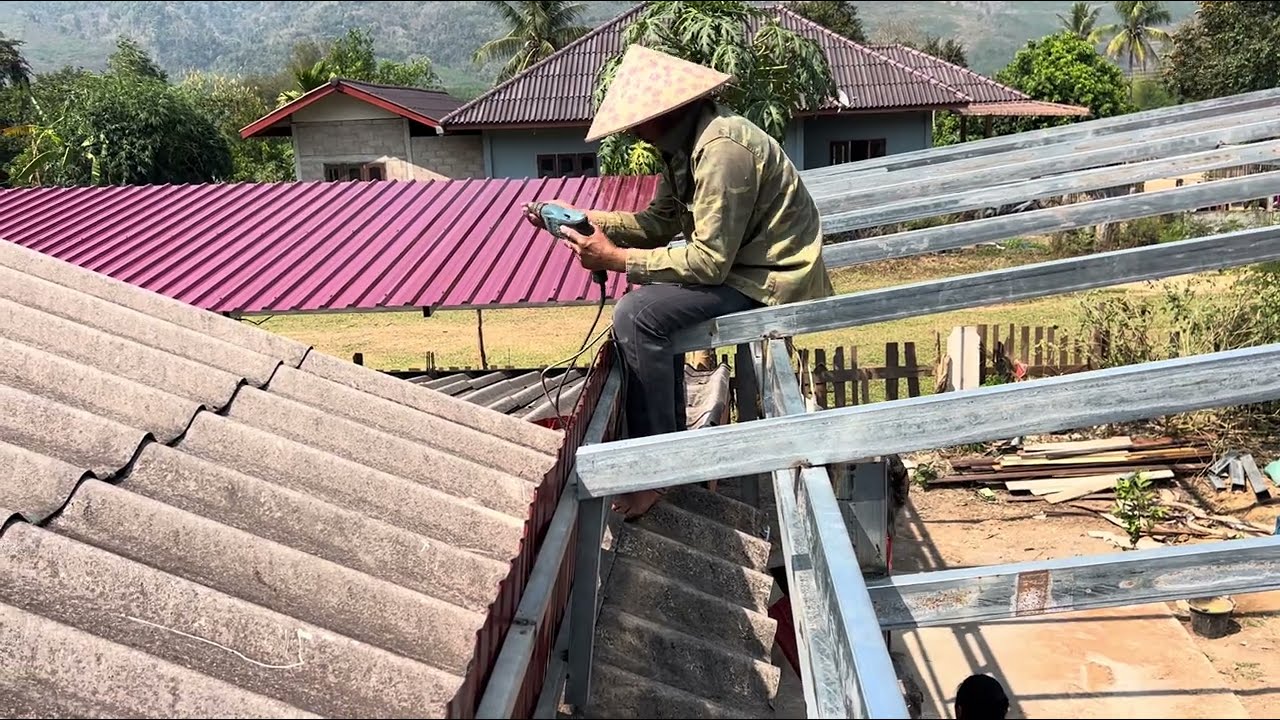 ใกล้จะได้ขึ้นโครงหลังคาอีกแล้วครับปูกะโล้ต่อเสร็จแน่ ￼