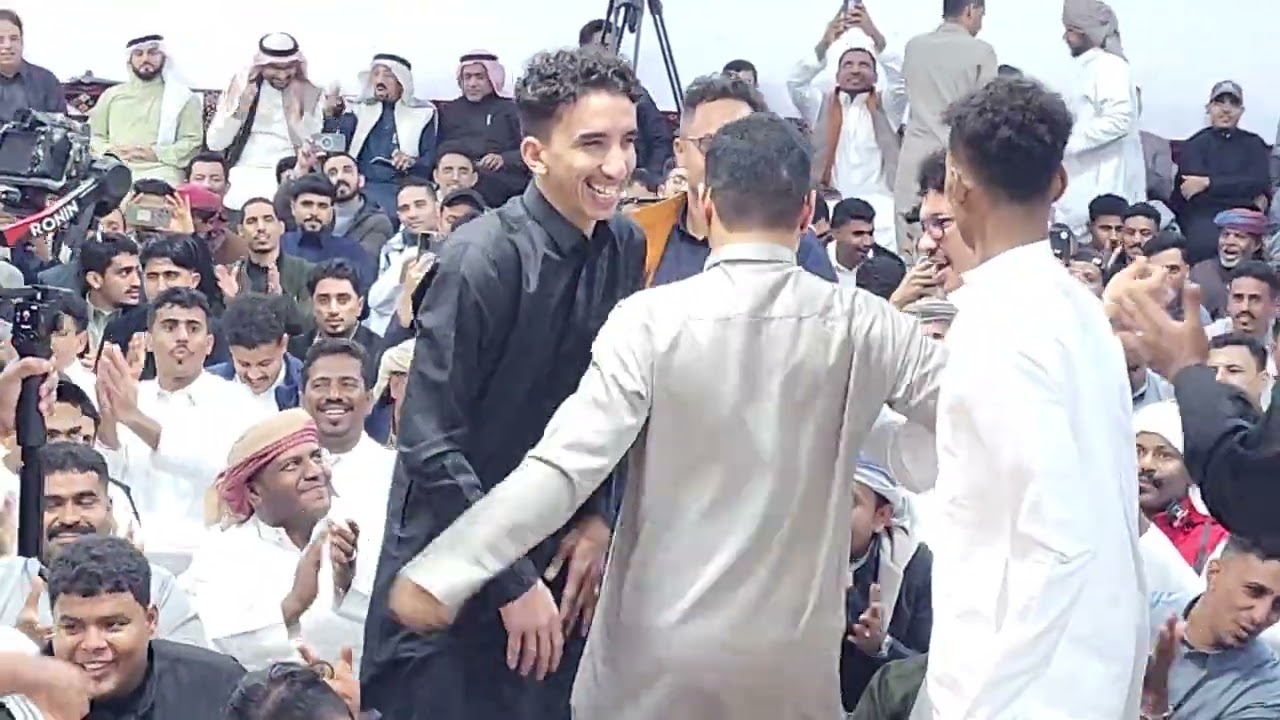 الفنان علي باسعد يامروح بلادك وين وين الشمس غابت من سمر وشعبنة ال شبام ليلة امس بالرياض🦜🌴💚❤️🤍