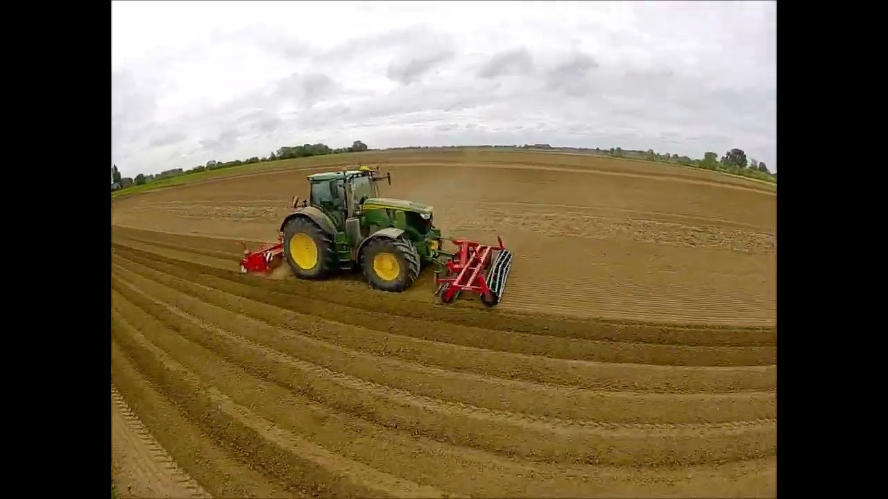 Boeren aan het werk in het land van maas en waal, akkers worden bewerkt in Batenburg.