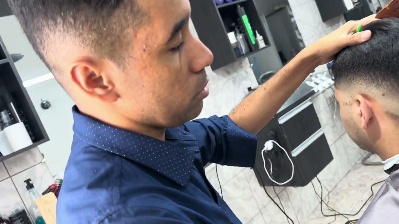 Corte r&aacute;pido e penteado dimil em alta defini&ccedil;&atilde;o