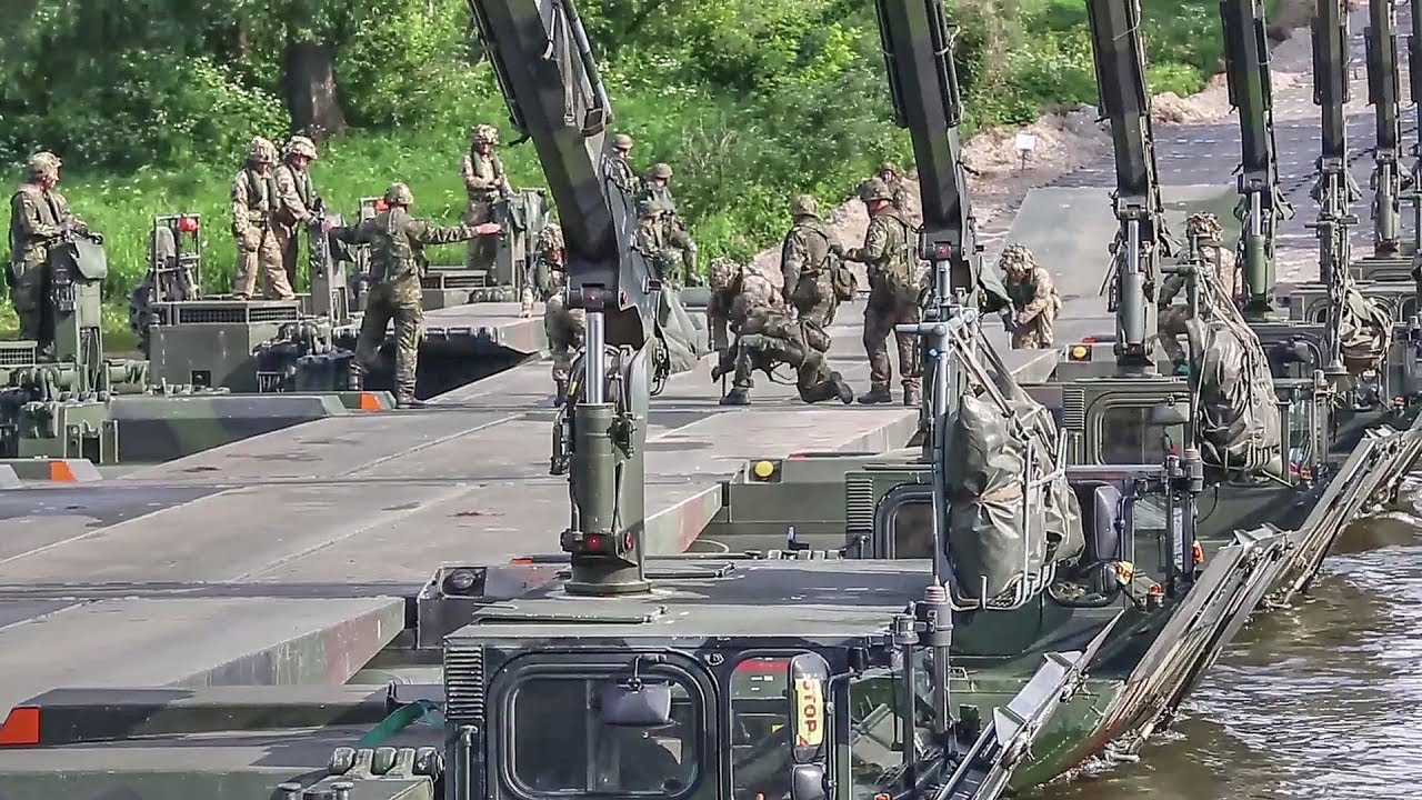 Войска строят понтонный мост для переправы танков через реку, во время тренировок НАТО в Литве