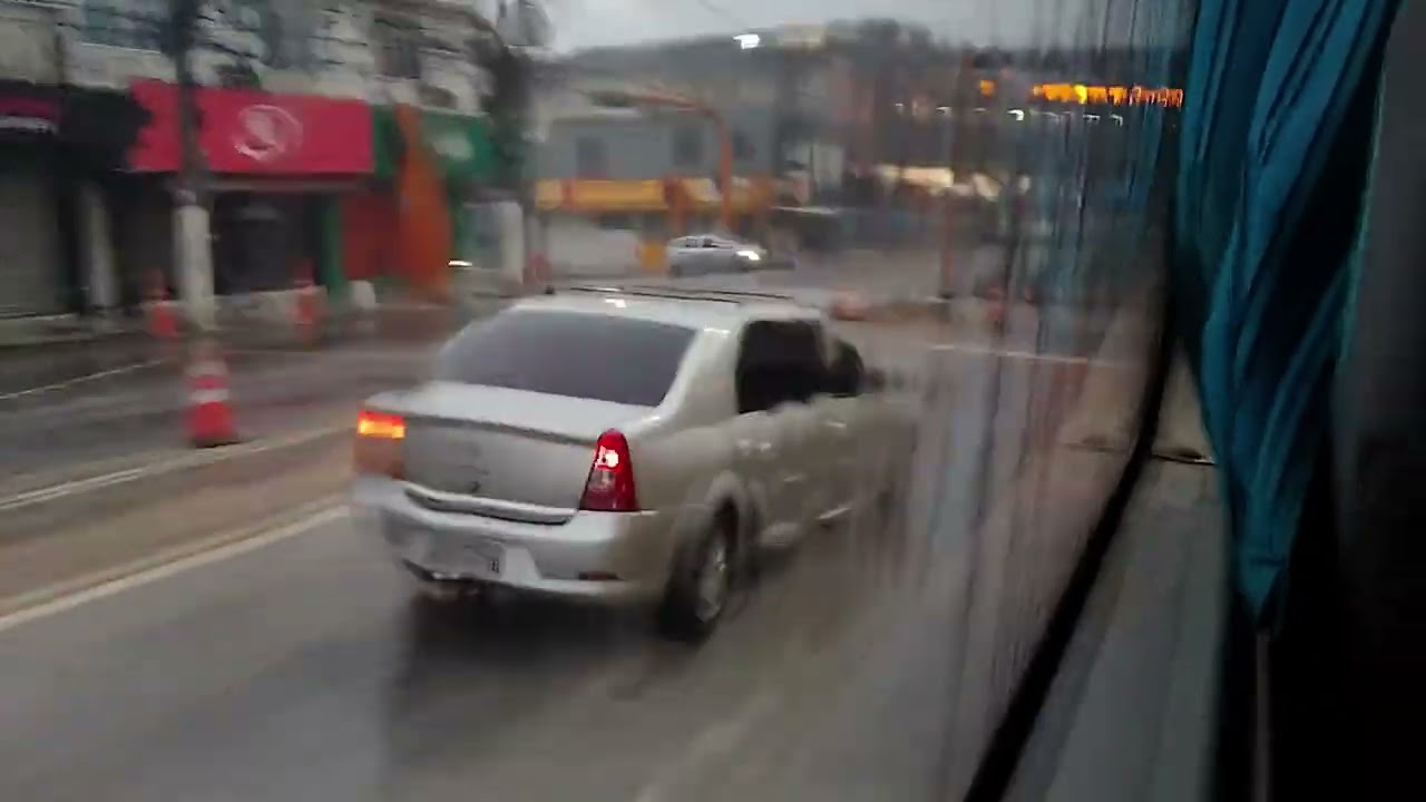 CHUVAS: Avenida 22 de Maio em Itaboraí RJ, com bolsões de água sobre a pista 