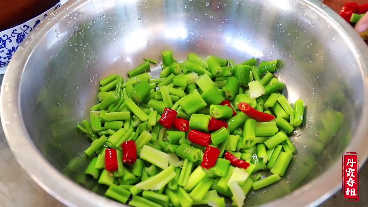 最下饭的莲花菜泡菜，春姐教你简单实用做法，泡的酸辣脆爽又可口#农村生活 #美食教程