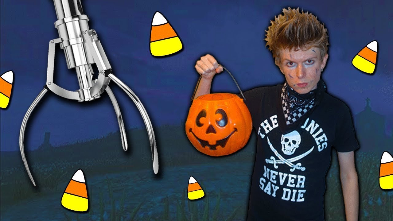 TRICK OR TREAT CLAW MACHINE!